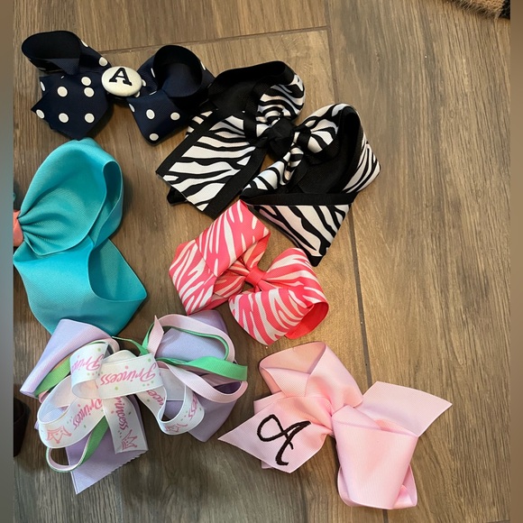 Bundle of bows some with "A" monogram - Picture 3 of 6